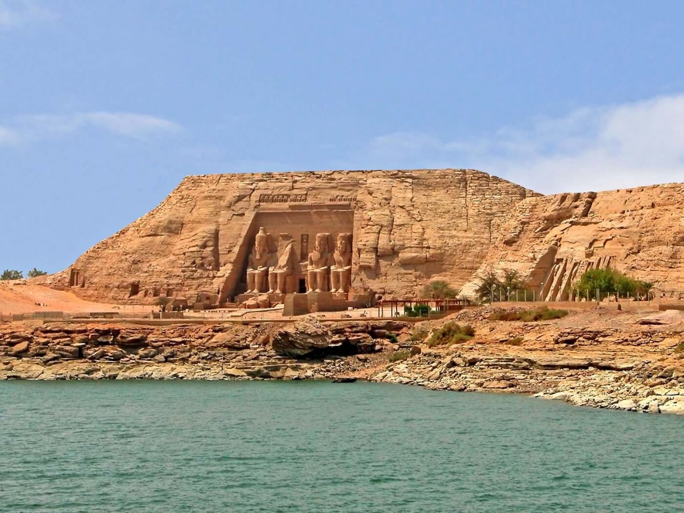 Templo de Abu Simbel, Egipto, esculpido en roca junto al lago Nasser