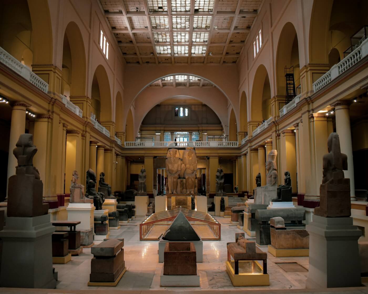 Interior del Museo Egipcio de El Cairo con estatuas y sarcófagos