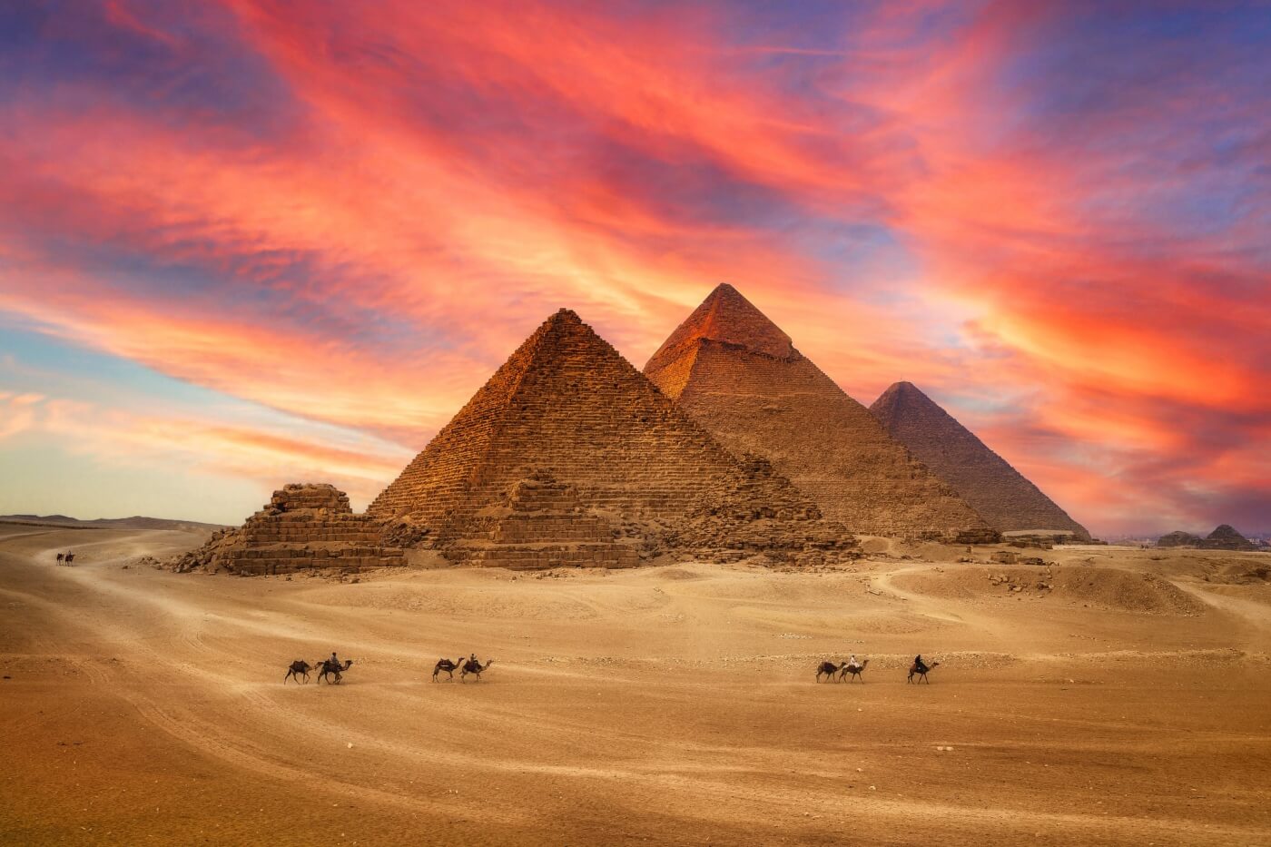 Pirámides de Guiza, Egipto, al atardecer con camellos en el desierto.