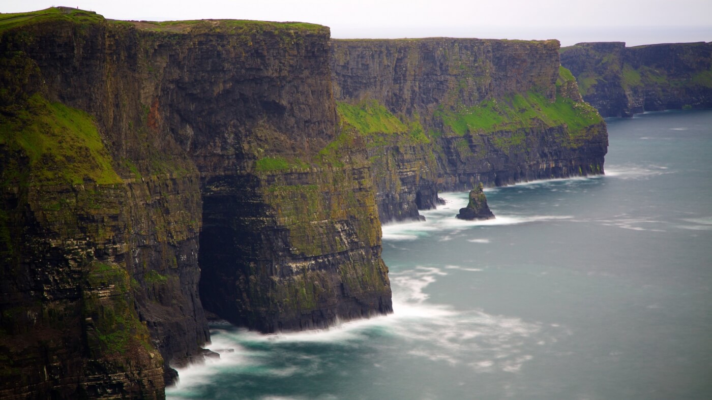 Impresionantes acantilados en la costa atlántica de Irlanda con el mar golpeando las rocas.