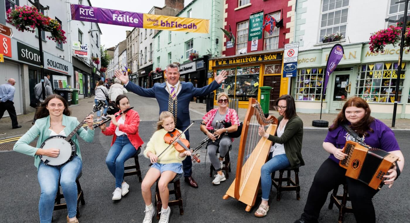 Niñas tocando música tradicional en el festival Fleadh Cheoil en Irlanda