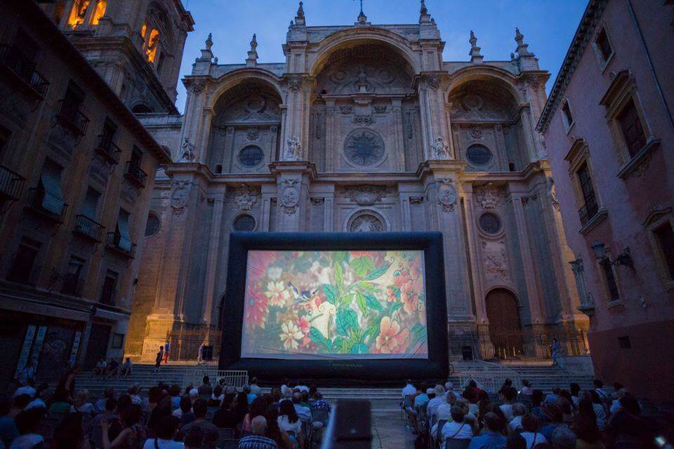 Noche de cine al aire libre en la Plaza de las Pasiegas, con una gran pantalla frente a la Catedral de Granada.