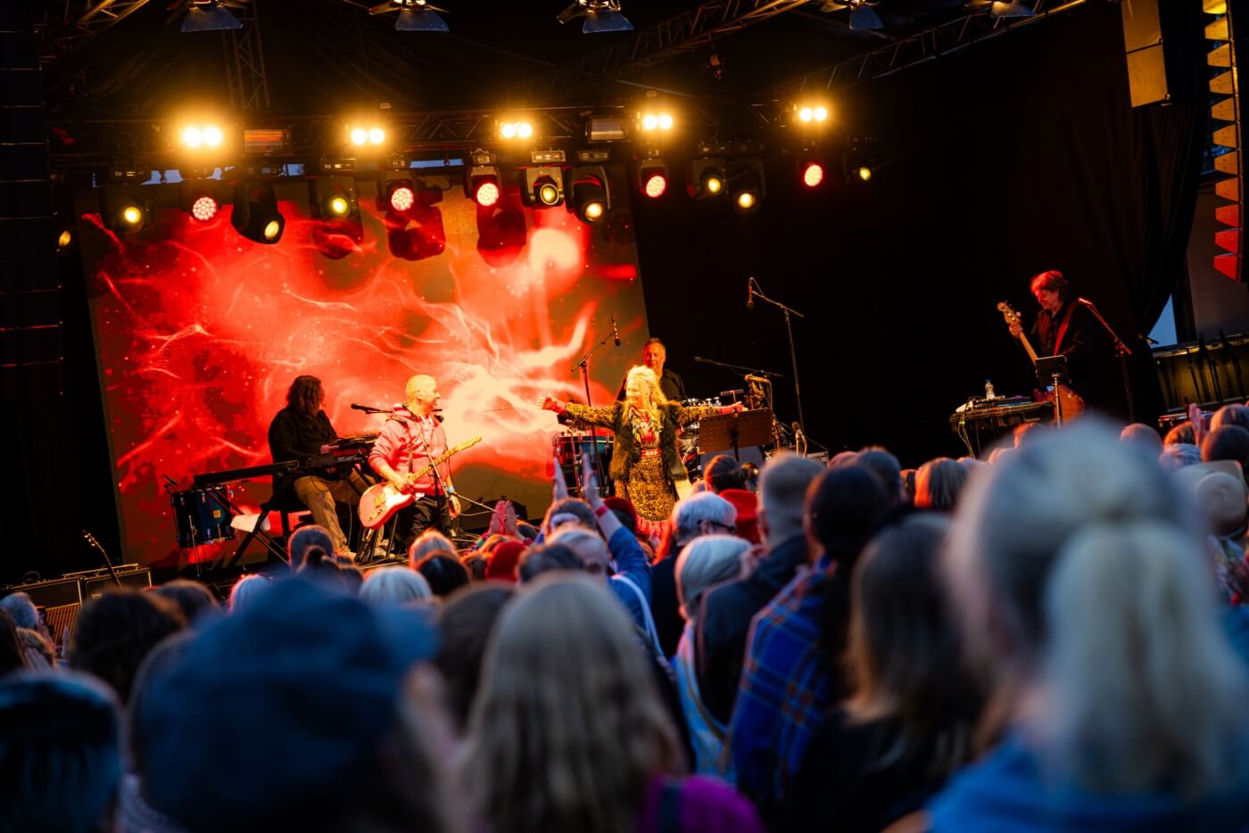 Festival de música indígena sami con escenario iluminado y público vibrante en Laponia.
