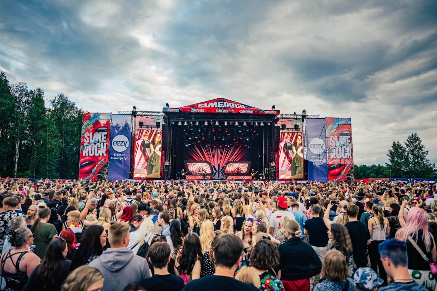 Multitud disfrutando del festival de música Simerock en Rovaniemi, bajo el cielo del verano ártico.